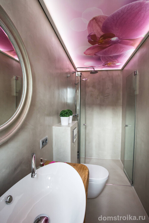 Великолепный парящий потолок с фотопечатью в ванной комнате