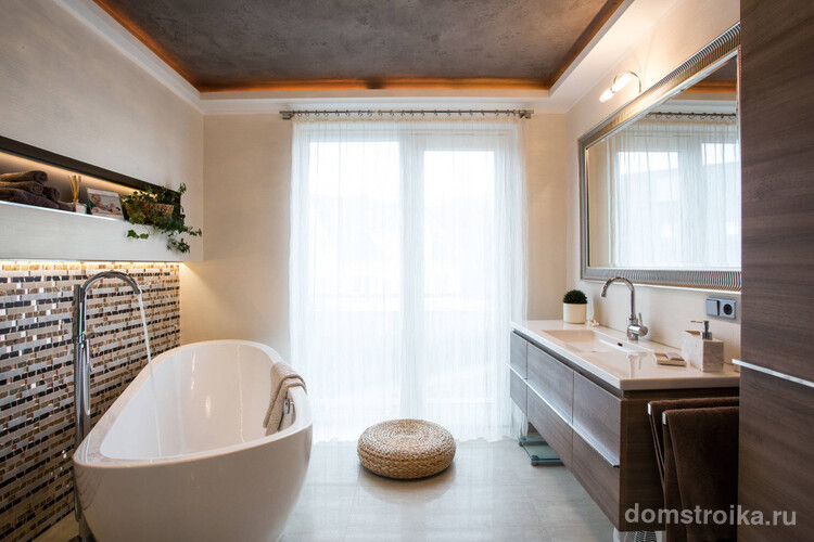Натяжной потолок в интерьере современной ванной комнаты