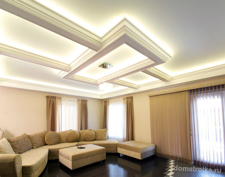 Парящий потолок в классическом стиле в интерьере гостиной