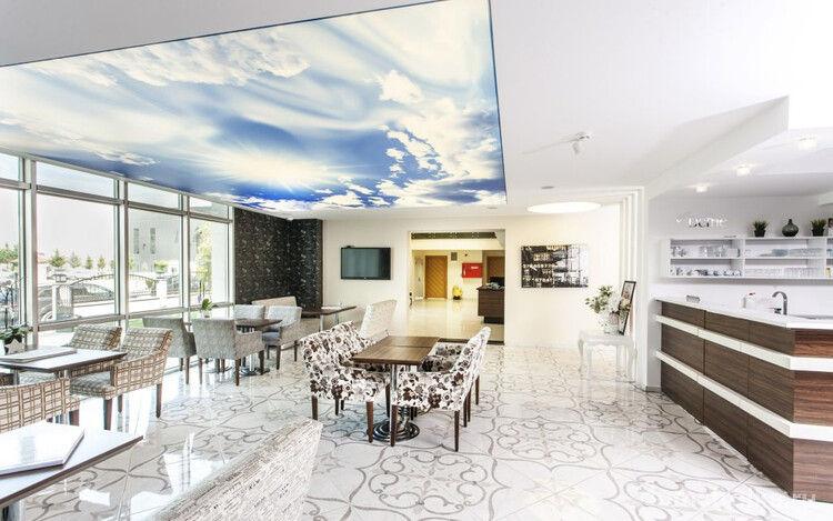 Парящий потолок натяжной: фото потолка с 3D небом в интерьере квартиры-студии