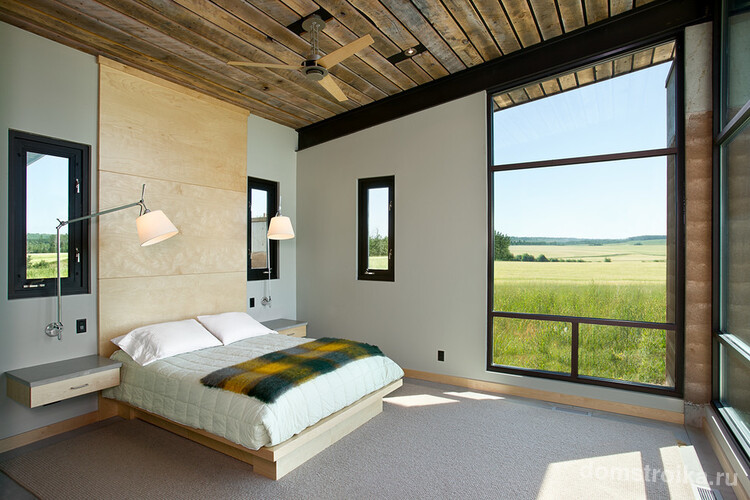 Стильная спальня с красивым видом на луг