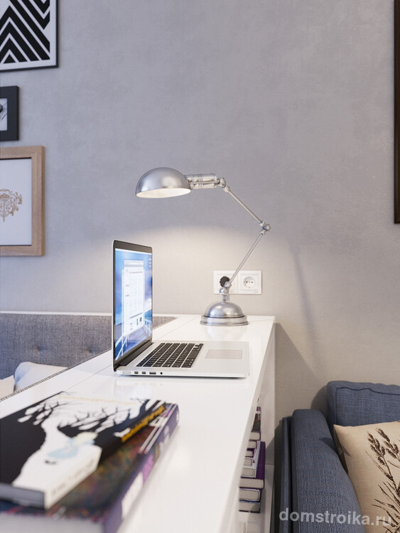 Переносная серебристая настольная лампа с округлым плафоном в современном интерьере: просто и функционально