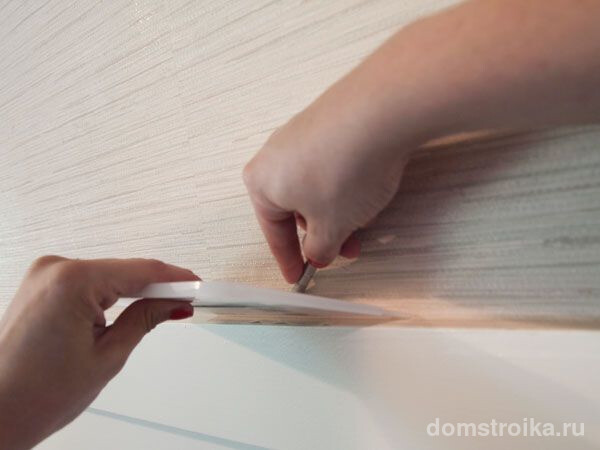 Оклеивание стены натуральными обоями на бумажной подложке