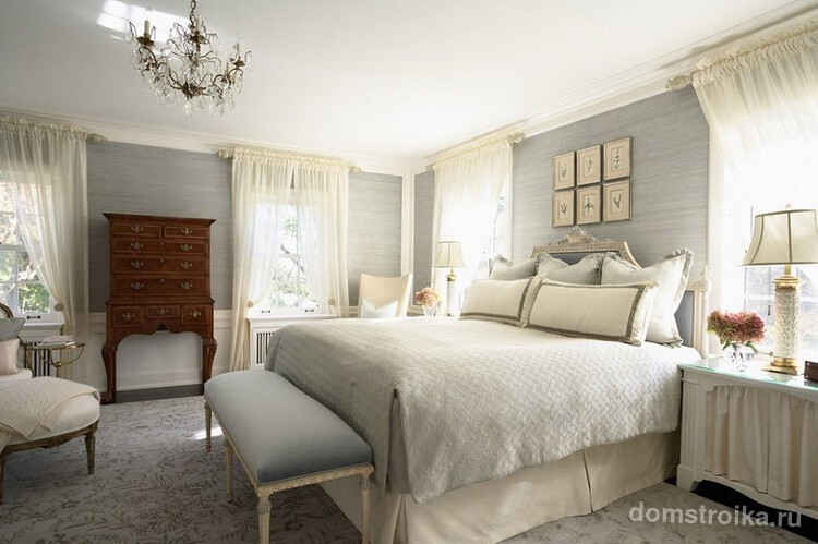 Светло-серые "бамбуковые" обои на виниловой основе в спальне стиля прованс