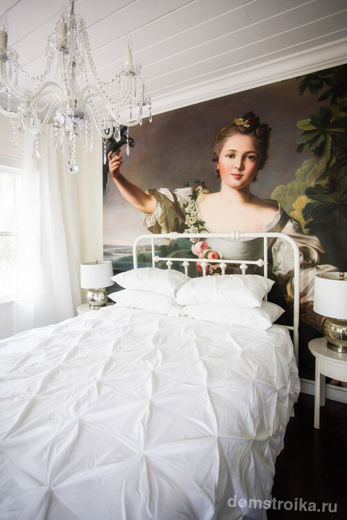 Живописное панно поверх обоев сделает спальную комнату максимально выразительной