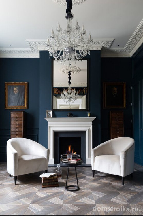 Классическая гостиная с темными синими обоями и белой мебелью
