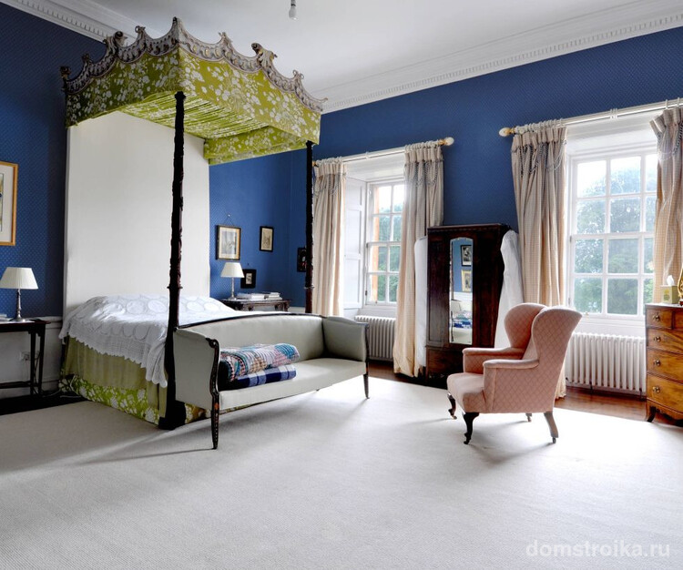 Бежевые шторы и синие обои - классическое сочетание в спальне