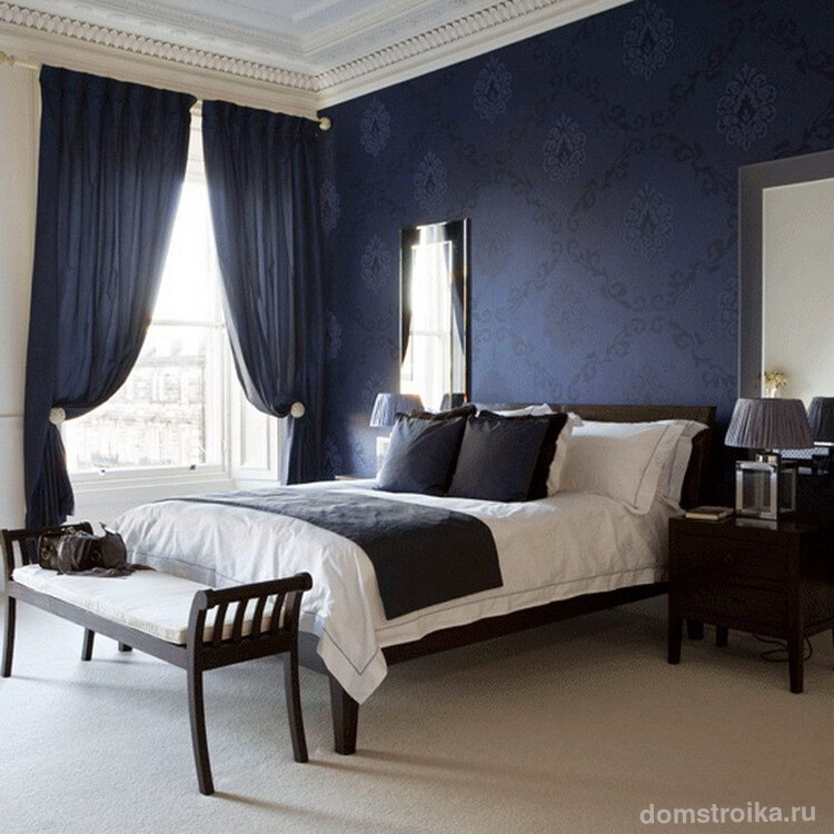 Синие обои с темным крупным принтом в классическом интерьере спальни