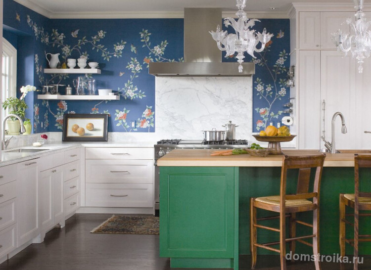 Синие обои с цветочным принтом и белая мебель на кухне шебби-шик