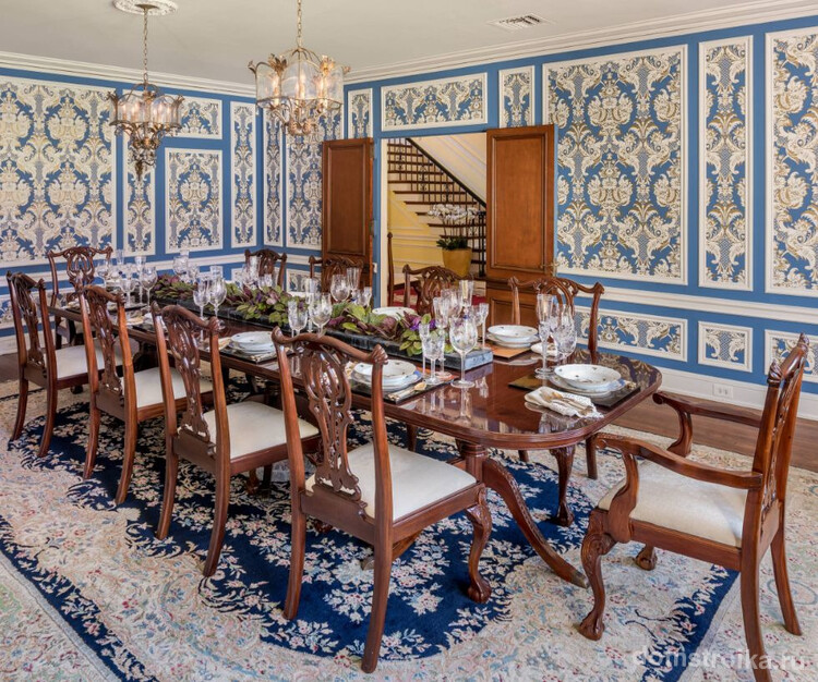 Классическая гостиная в загородном доме: синие обои с золотистым орнаментом и дубовая мебель