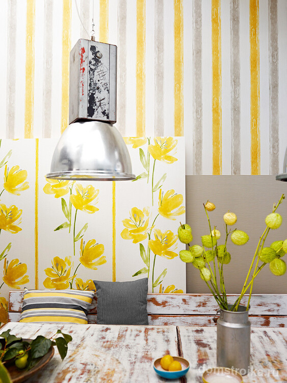 Легкая светлая гостиная с яркими сочными акцентами желтого цвета в интерьере