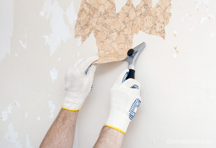 Вам нужно тщательно очистить стены от старых обоев. Для удобства вы можете смочить стены водой, облегчив процес снятия