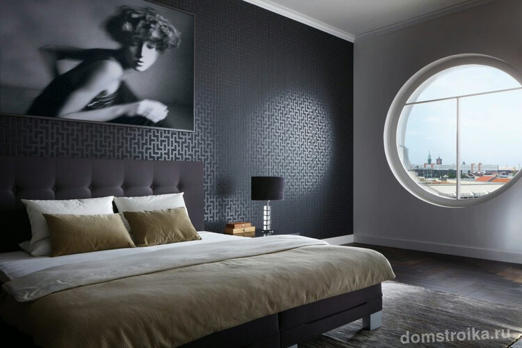Черные фактурные виниловые обои на флизелиновой основе придают спальной комнате элегантности с нотками роскоши
