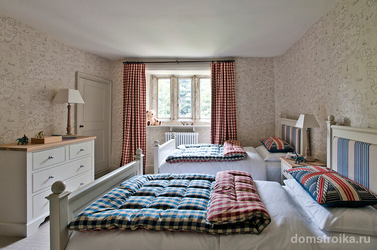 Спальня подростков с изображением географической карты на светлых стенах