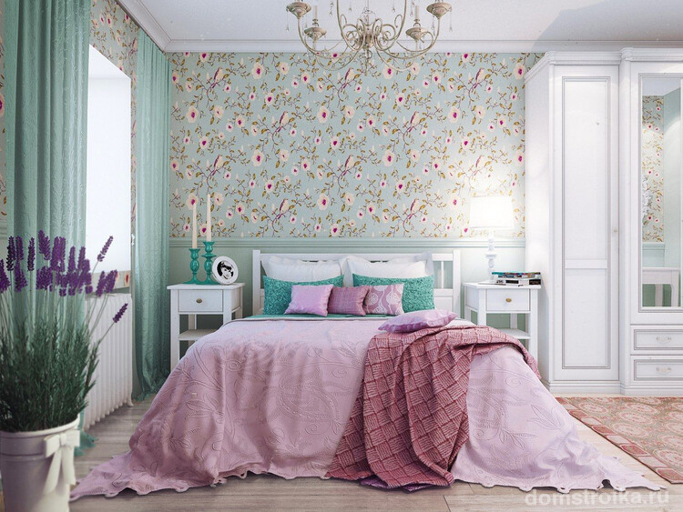 Прованский стиль обоев с цветным рисунком объединяет два основных цвета спальни