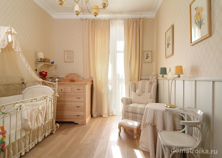 Обои кремового цвета идеально дополняют детскую комнату в прованском стиле