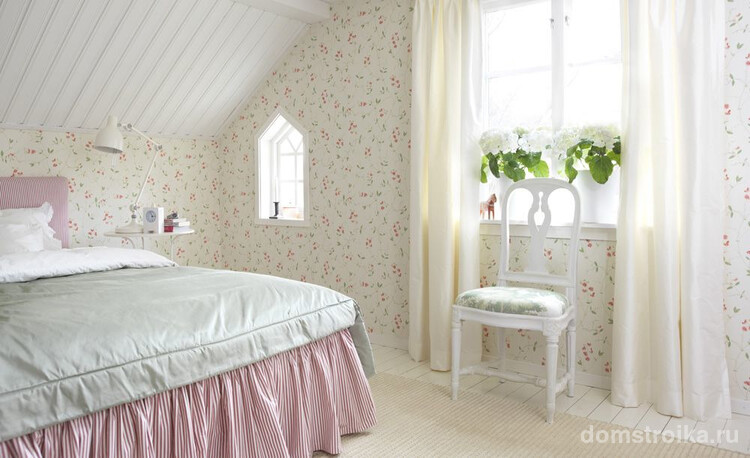Спальня в прованском стиле с нежными светлыми обоями
