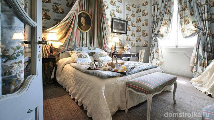 Рисунок на обоях и шторах в спальне прованского стиля может совпадать