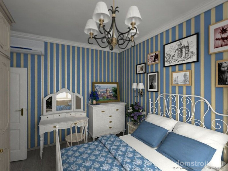 Бумажные обои пастельного цвета с вертикальной полосой в небольшой уютной спальне