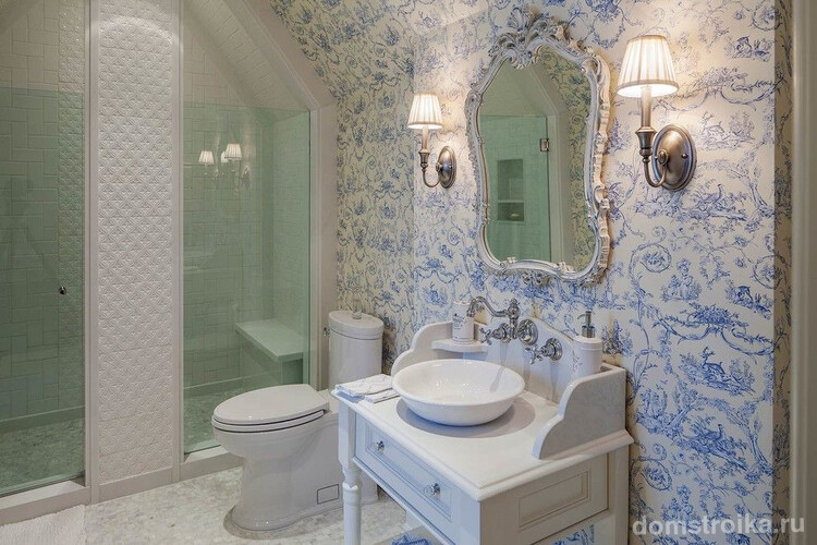 Обои в прованском стиле в светлой ванной комнате