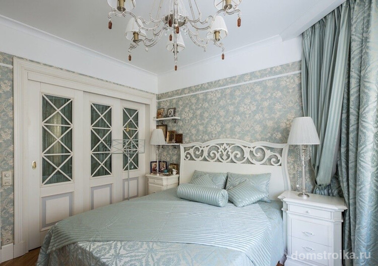 Прованский стиль в небольшой спальне с ненавязчивыми обоями серо-бежевого цвета в тон комнаты