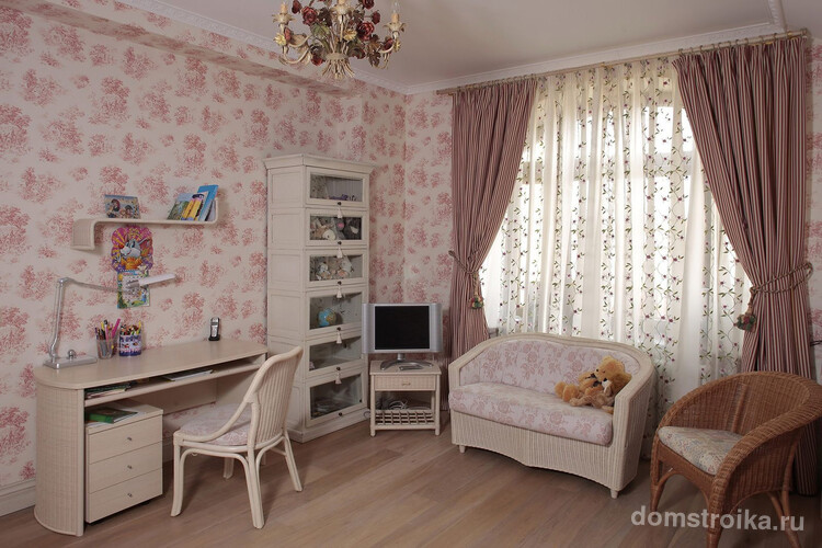 Светлые и нежные романтичные обои в прованском стиле подходят для детской комнаты