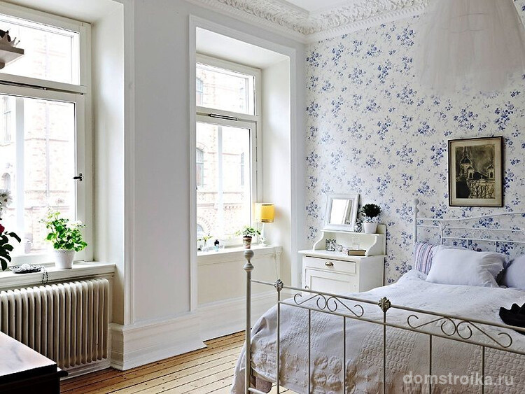 Классическая прованская спальня с преобладанием белого цвета и белыми обоями с небольшими синими цветами