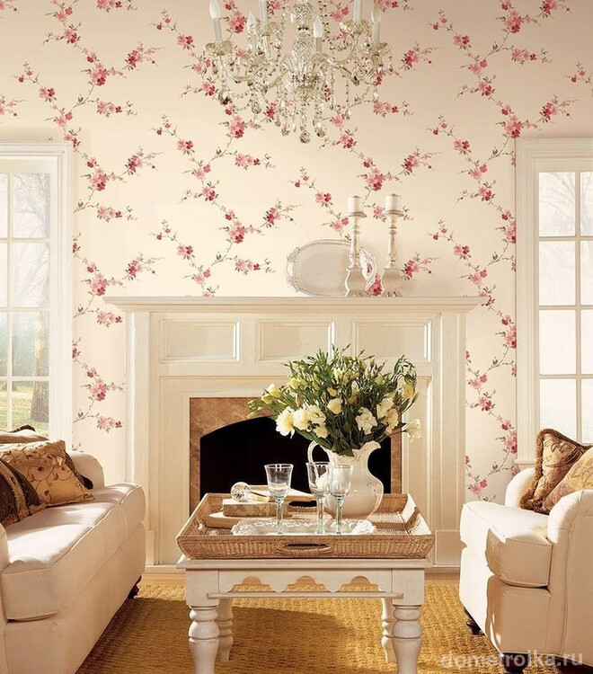 Романтичный цветочный рисунок на нежно-розовых обоях идеально подойдет для гостиной прованского направления