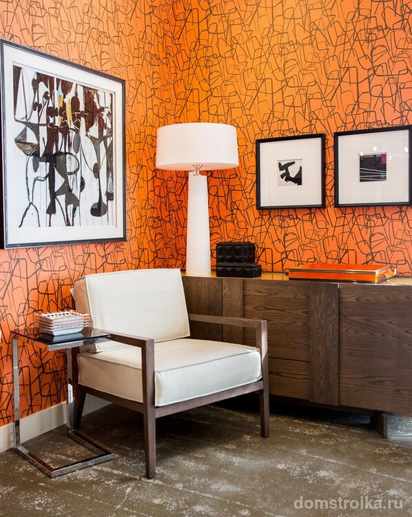 Ярко-оранжевые обои хорошо смотрятся с бело-коричневой мебелью