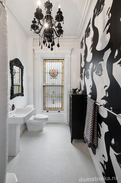Стильный интерьер черно-белой ванной с виниловыми обоями