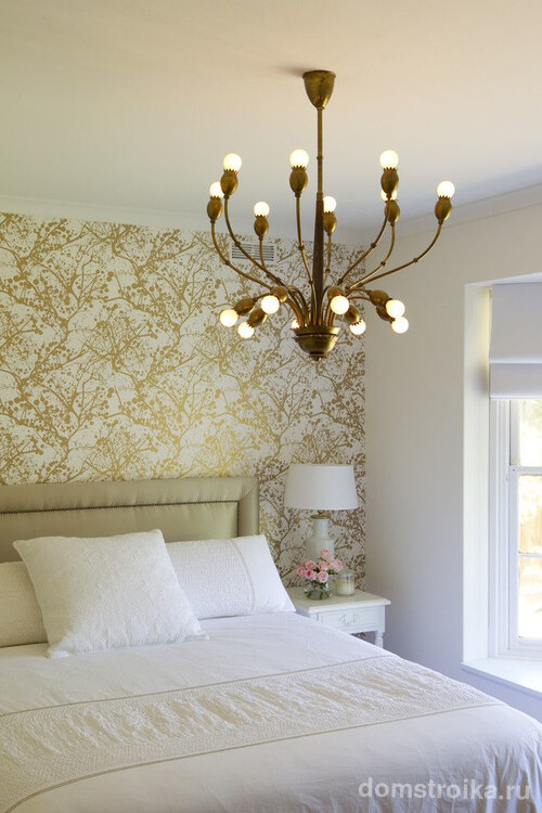 Флизелиновые обои бело-золотого цвета в спальне