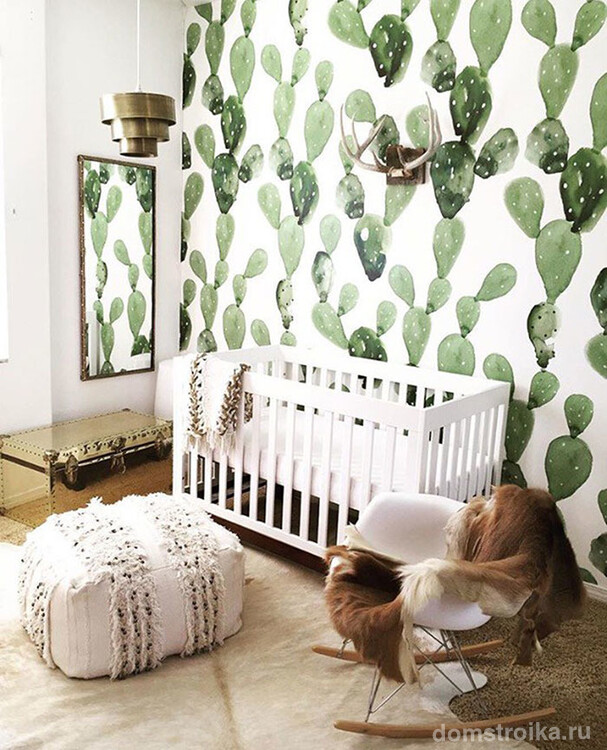 Обои с оригинальным принтом в приятных зеленых тонах создают уютную атмосферу в детской комнате