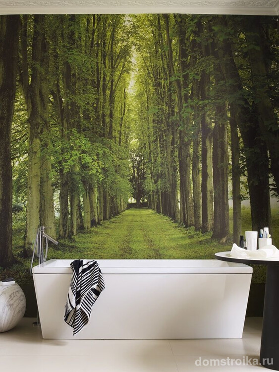 Белоснежная ванна прекрасно смотрится на фоне зеленого леса