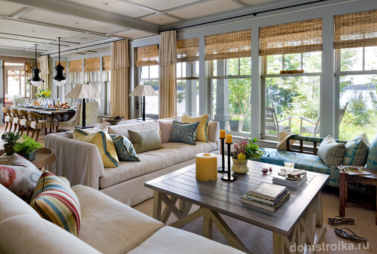 Бамбуковые шторы в интерьере гостиной, совмещенной со столовой
