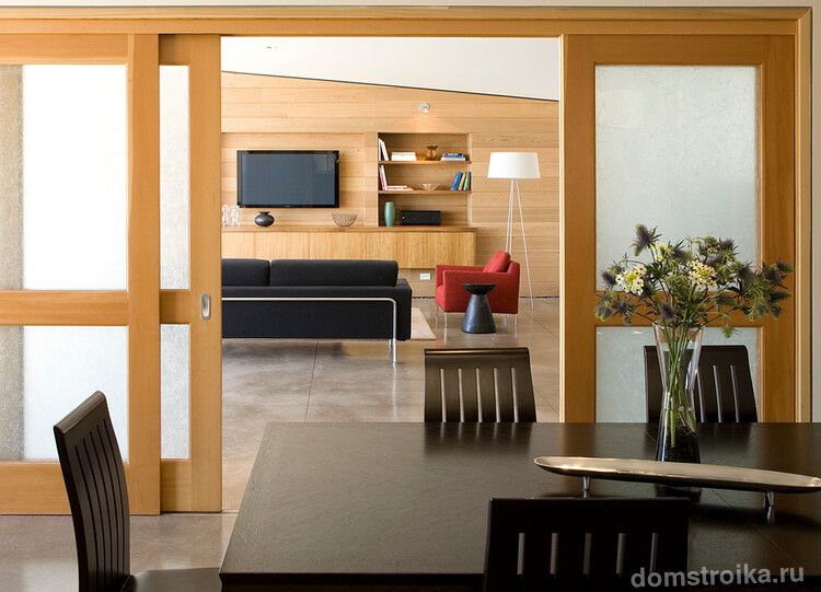 Раздвижные двери цвета ольхи в интерьере гостиной, где преобладает отделка этого же цвета