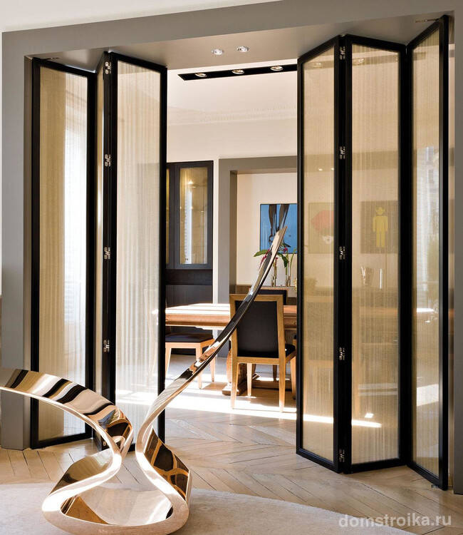 Складывающиеся полупрозрачные широкие двери в гостиную