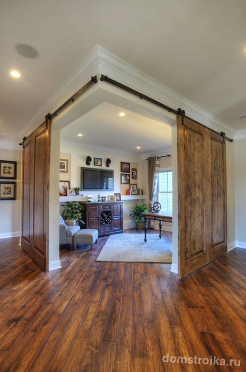 Натуральная деревянная дверь, отгораживающая домашний кабинет