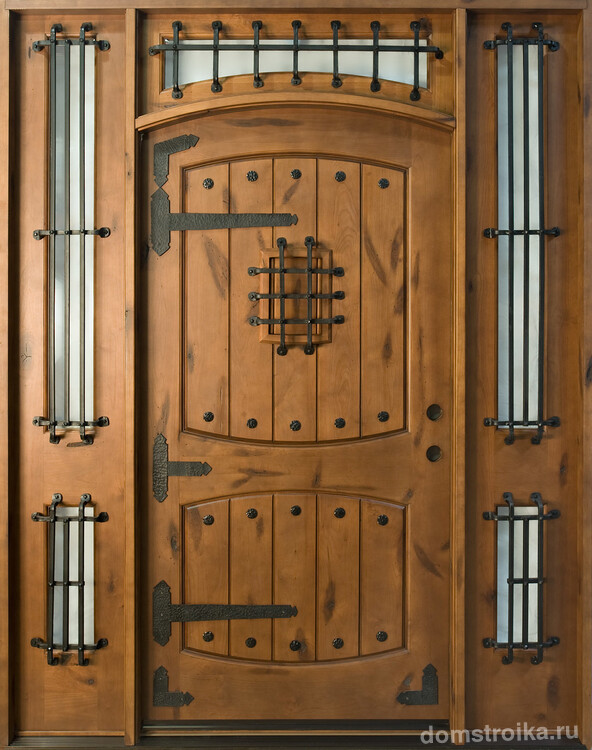 Лучшие входные двери в частный дом. Тяжеловесные деревянные двери с металлическими решетками - хороший выбор для кантри- или средневекового стиля оформления усадьбы