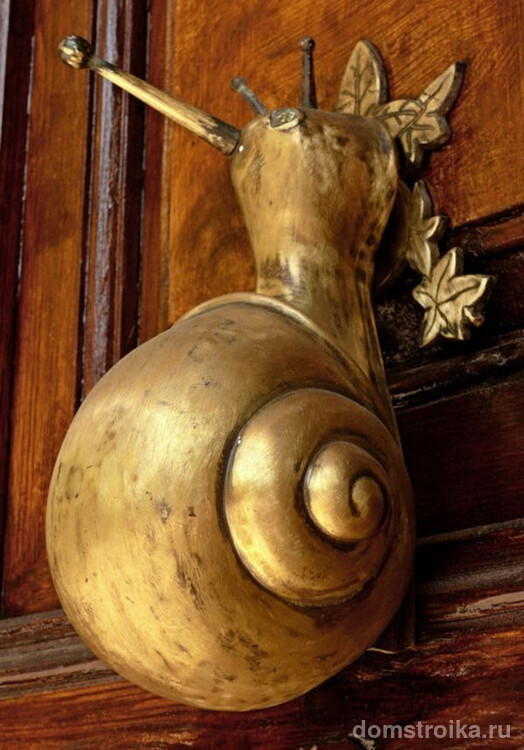 Дверные ручки для входных дверей. Винтажное оформление входа в дом допускает использование различных ярких аксессуаров, несущих дух старины, например скульптурные дверные молотки (кнокеры)