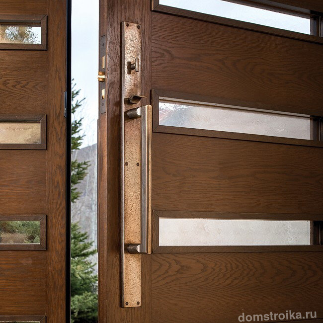 Дверные ручки для входных дверей. Медь, бронза, искусственная патина - все это может быть применено и в современном дизайне прихожей или экстерьера дома