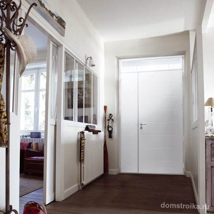Уютная квартира с белой металлической дверью