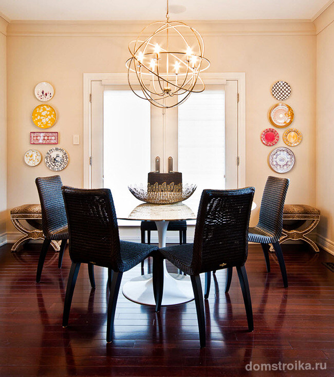 Симметричное расположение тарелок на стене отлично дополнит интерьер как классической, так и современной гостиной