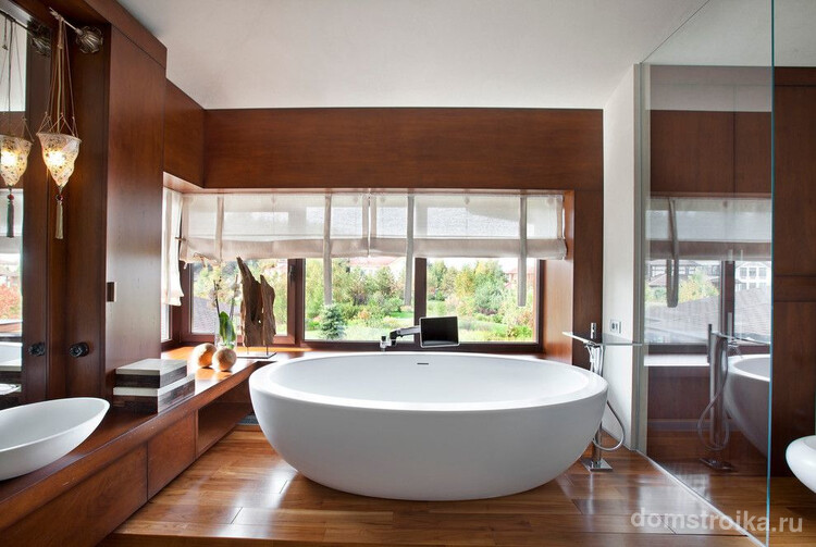 Минималистичный интерьер ванной с легкими шторами