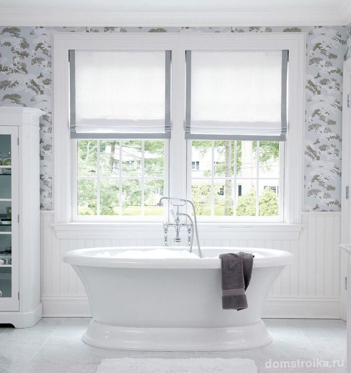 Карниз и римские шторы для современной ванной комнаты с окнами стандартного размера