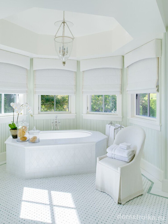 Тосканская ванная комната со спрятанной крепежной конструкцией. Белая плотная ткань над карнизом создает эффект балдахина