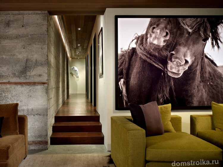 Сепия в интерьере: огромное настенное фото авторства Roberto Dutesco, сделанное в 1994 году и названное "Play". Скульптура в глубине узкого коридора продолжает рассказывать нам об увлечении хозяина этого канадского бунгало лошадьми