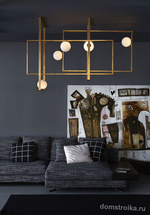 Латунный потолочный светильник Mondrian от Venice M в комнате с темной отделкой стен и потолка. Здесь всегда завершит композицию правильно именно абстрактное искусство