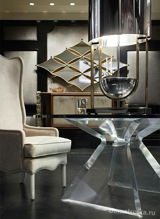 Очарование стиля фьюжн в дизайне интерьера комнаты, где центр внимания - зеркала изысканной формы в тонком золотом обрамлении