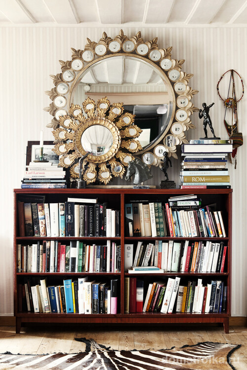 Круглые зеркала можно использовать в качестве декоративного элемента, поскольку они имеют посыл «солнца»