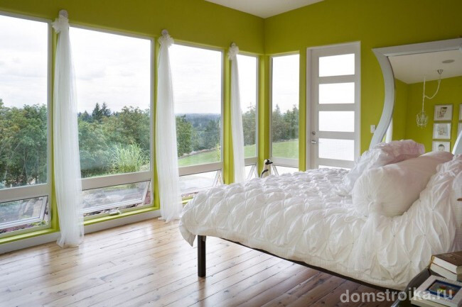 Лимонно-желтая спальня с белым тюлем на панорамных окнах